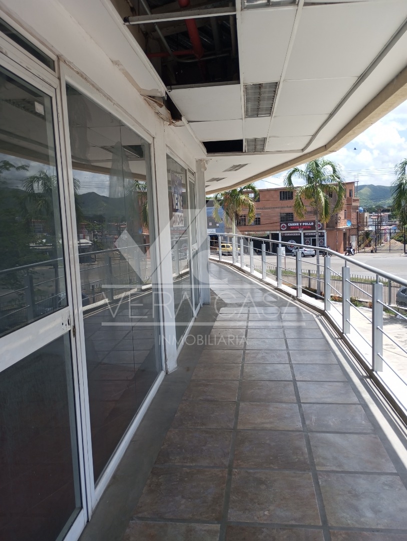 Local en Venta en  Centro comercial Paraparal plaza , Valencia, Los Guayos, Carabobo - Cod. 0151 | Veracasa Inmobiliaria - Imagen 2