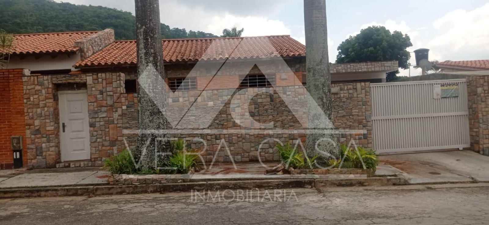 Casa en Venta en Urbanización Trigal Norte, Valencia, Valencia, Carabobo - Cod. 0563 | Veracasa Inmobiliaria - Imagen 1